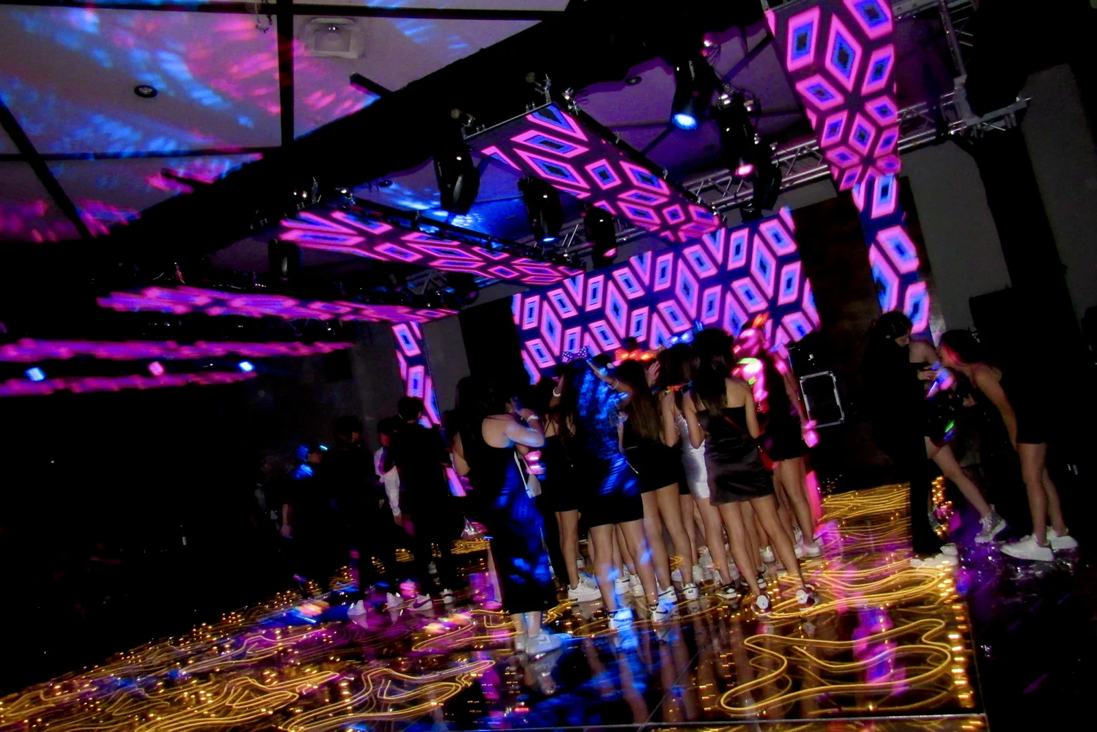 Sky screen club